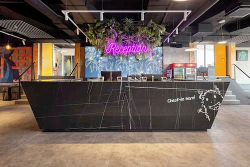 ibis Styles Ljubljana The Fuzzy Log, Reception