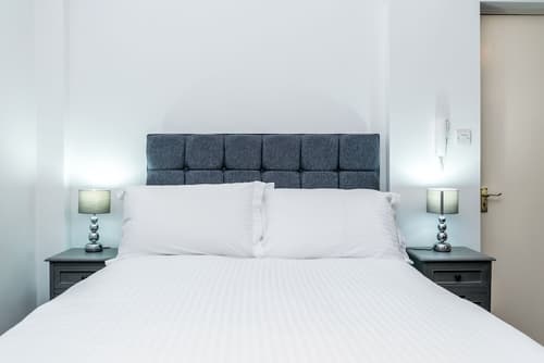 Sycamore Apartments, Room