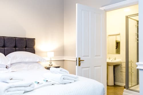 Sycamore Apartments, Room