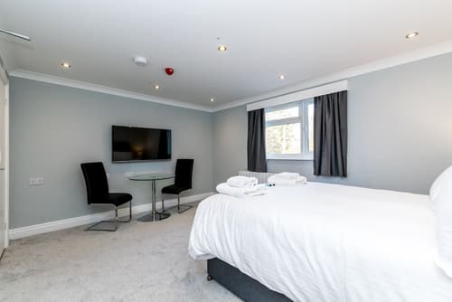 Sycamore Apartments, Room