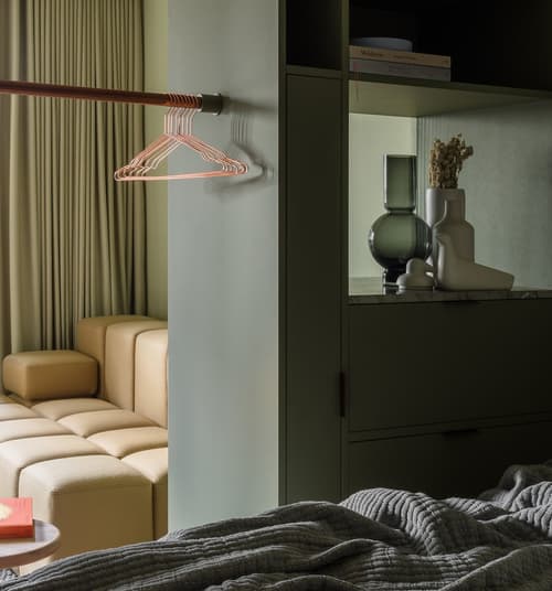 Locke At Broken Wharf, Room