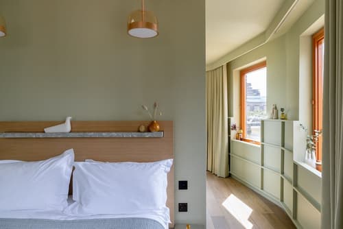 Locke At Broken Wharf, Room