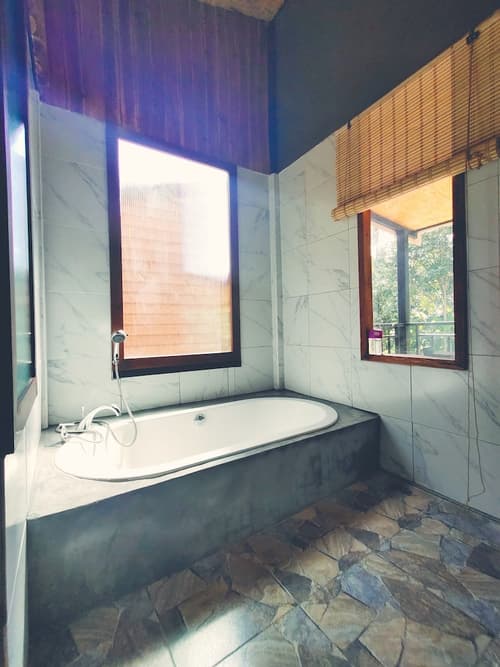 Kohmook Nurse House, Deep soaking bathtub