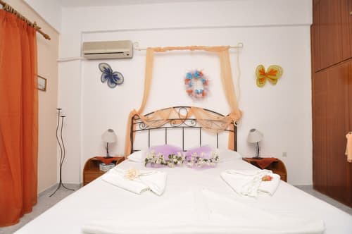 Manos Syros, Room