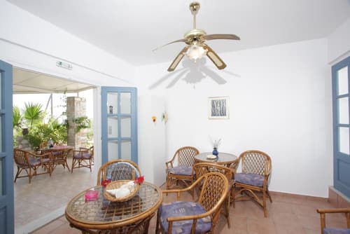 Manos Syros, Lobby sitting area