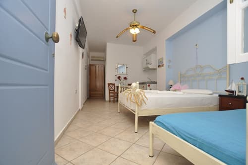 Manos Syros, Room