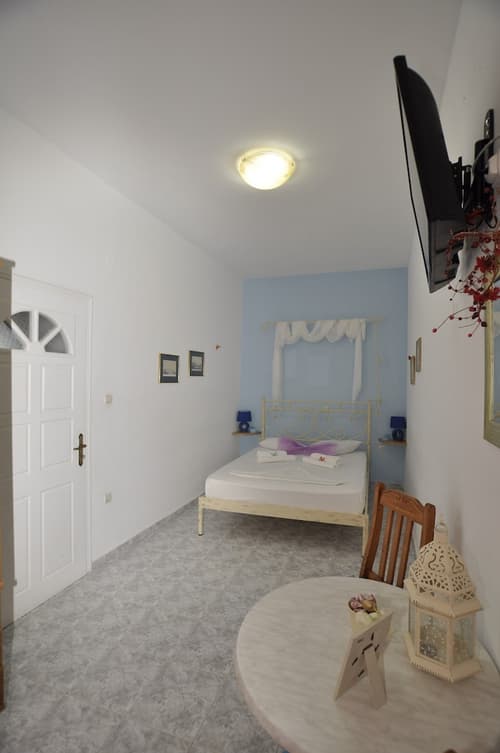 Manos Syros, Room