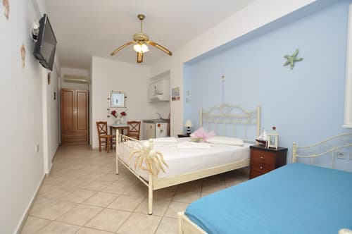 Manos Syros, Room