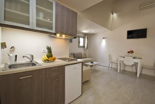 Alafouzos Studios, Private kitchen