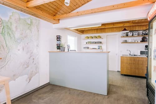 Hlid Huts, Reception