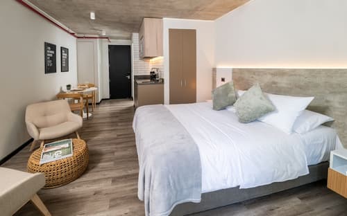 Hub Providencia, Habitación