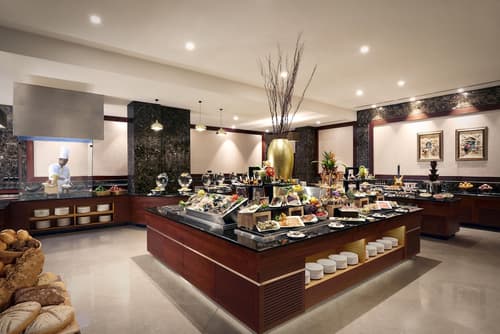 Royal Tulip Muscat, Restaurant