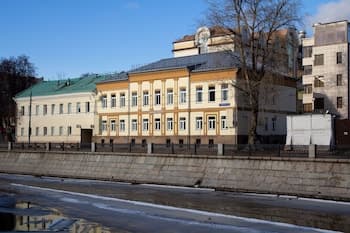 Gesten Hotel, Front of property