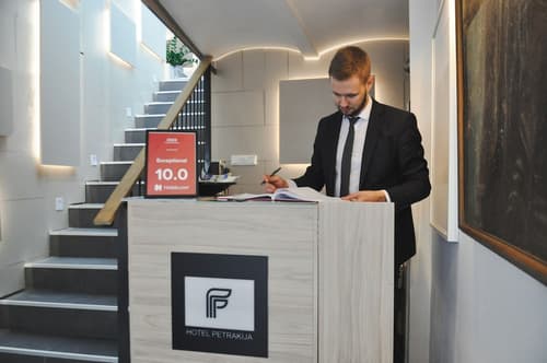 Hotel Petrakija, Reception