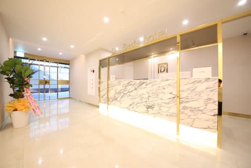 Den Basta Hotel, Reception