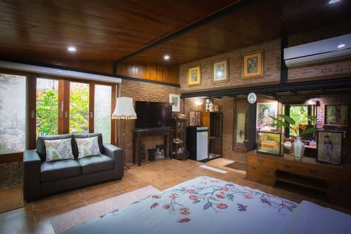 Cattani's Riverside Home, Room