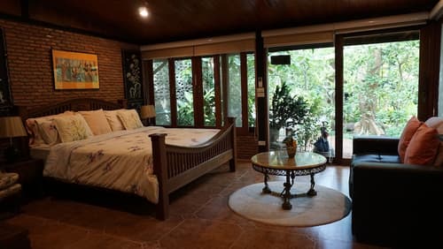 Cattani's Riverside Home, Room