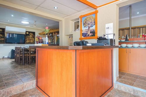 Marle' Lodge Bed & Breakfast, Interior entrance