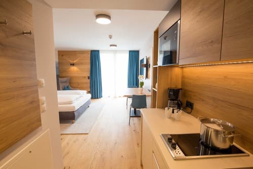 Leo, Private kitchenette