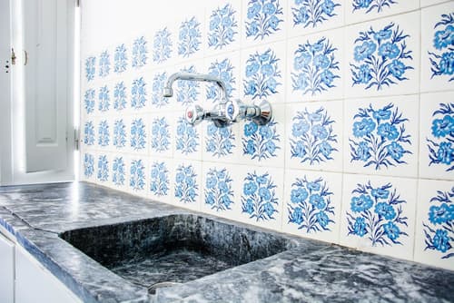 Carlos Pension, Room