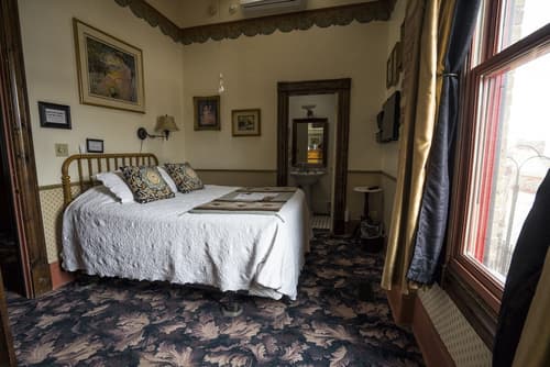 Red Garter Inn, Room