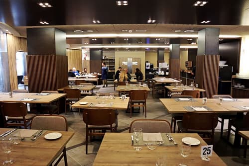 Yomo Mola Park, Restaurant