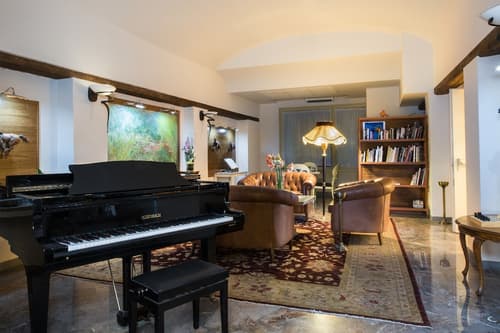 Art Atelier, Lobby sitting area