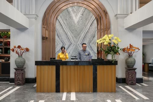 May De Ville Lakeside Hotel, Reception