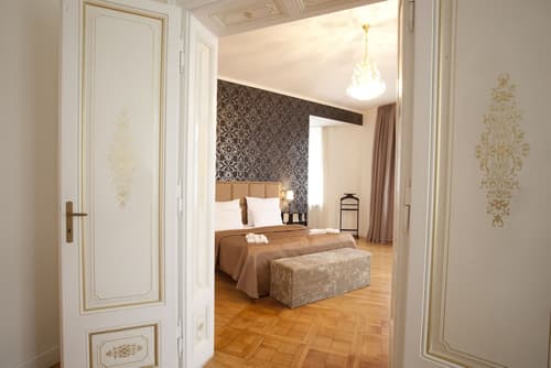 Deminka Palace, Room