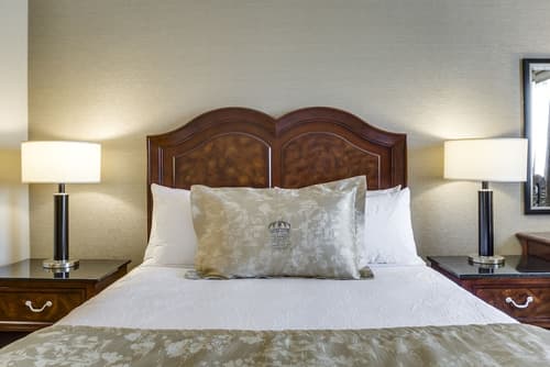 Monte Carlo Inn & Suites Downtown Markham, Room