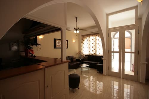 Zeus Hotel, Lobby sitting area