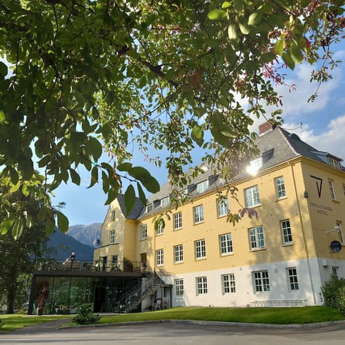 Trolltunga Hotel, Front of property