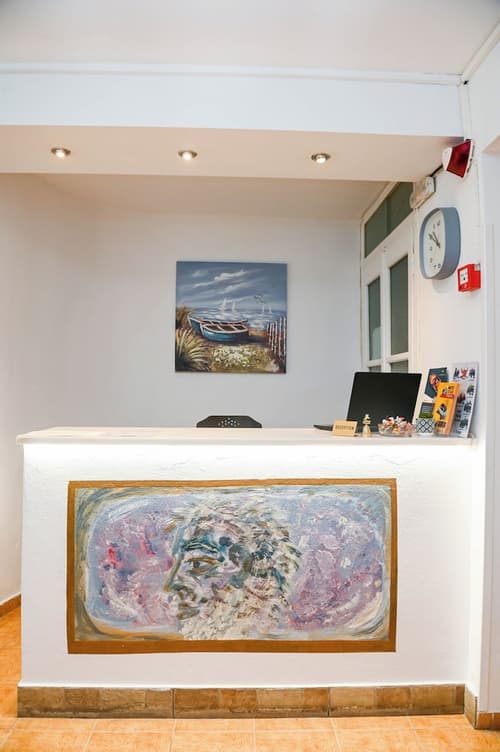 Hotel Narkissos, Reception