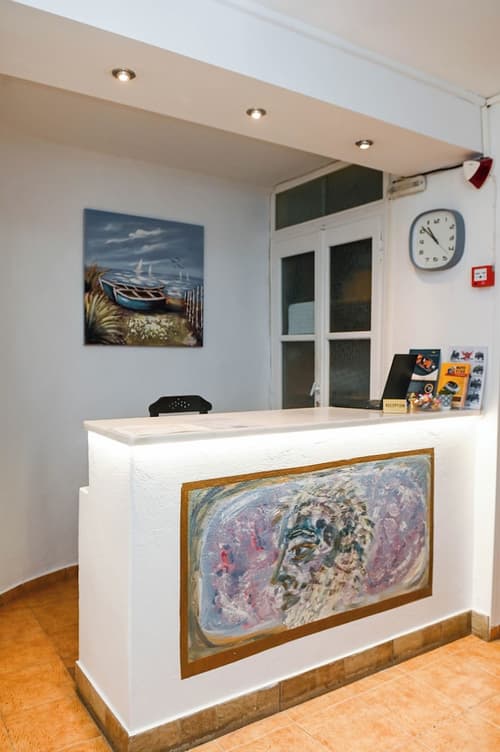 Hotel Narkissos, Reception