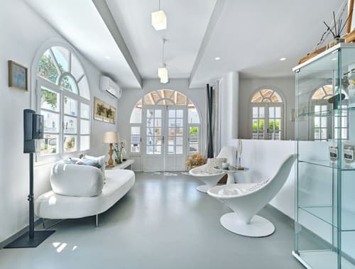 Mersina Exclusive, Primary image