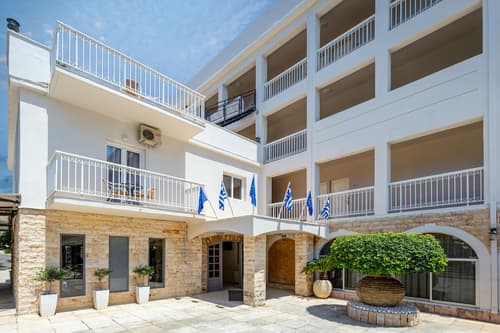 Oasis Hotel, Reception