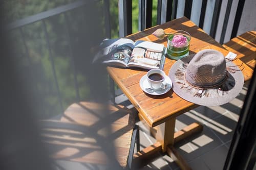 Page 10, Hotel, Balcony