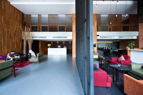 Page 10, Hotel, Interior entrance