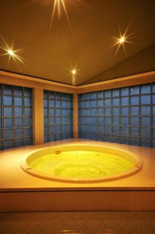 Class Hotel, Indoor spa tub