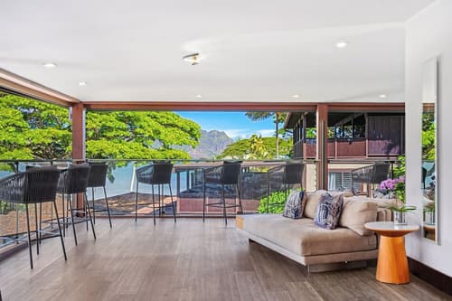 Paradise Bay Resort, Lobby sitting area
