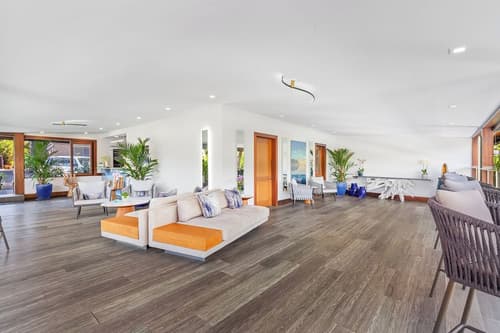 Paradise Bay Resort, Lobby sitting area