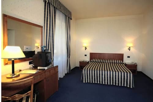 Hotel de Paris, Room