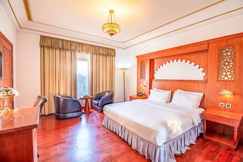 Platinum Hotel, Primary image