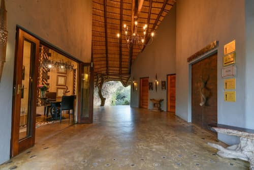 Pondoro Game Lodge  - Open to Kruger Park, Interior entrance