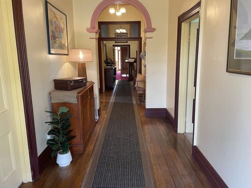Hanlon Guest House, Interior entrance