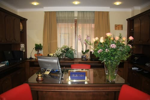 Artemis Hotel, Reception