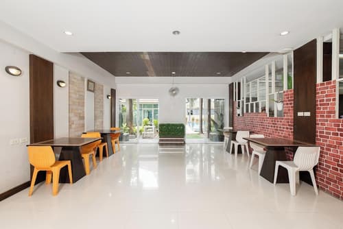 P-Park Suvarnabhumi, Lobby sitting area