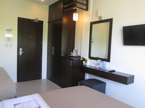 One Crescent Place, Room