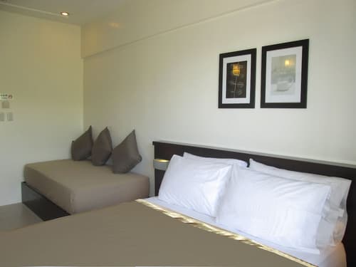 One Crescent Place, Room