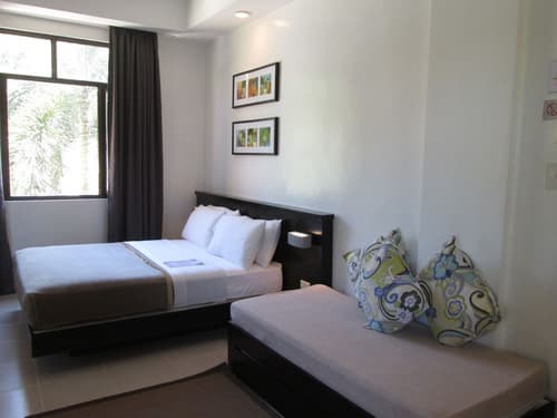 One Crescent Place, Room